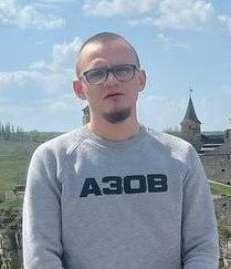 <li>Екскурсовод. </li> Ветеран бригади Азов. Студент історичного факультету КПНУ.